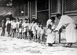 1950年初，位于天坛的中央防疫处（和记娱乐中国生物北京生物制品研究所前身）为儿童接种疫苗